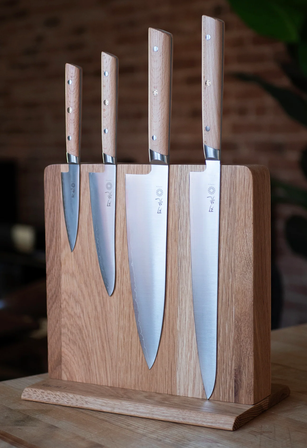 Bloc magnétique pour couteaux en noyer Hazaki SKU HAZ51-MAGBLOCK-OAK