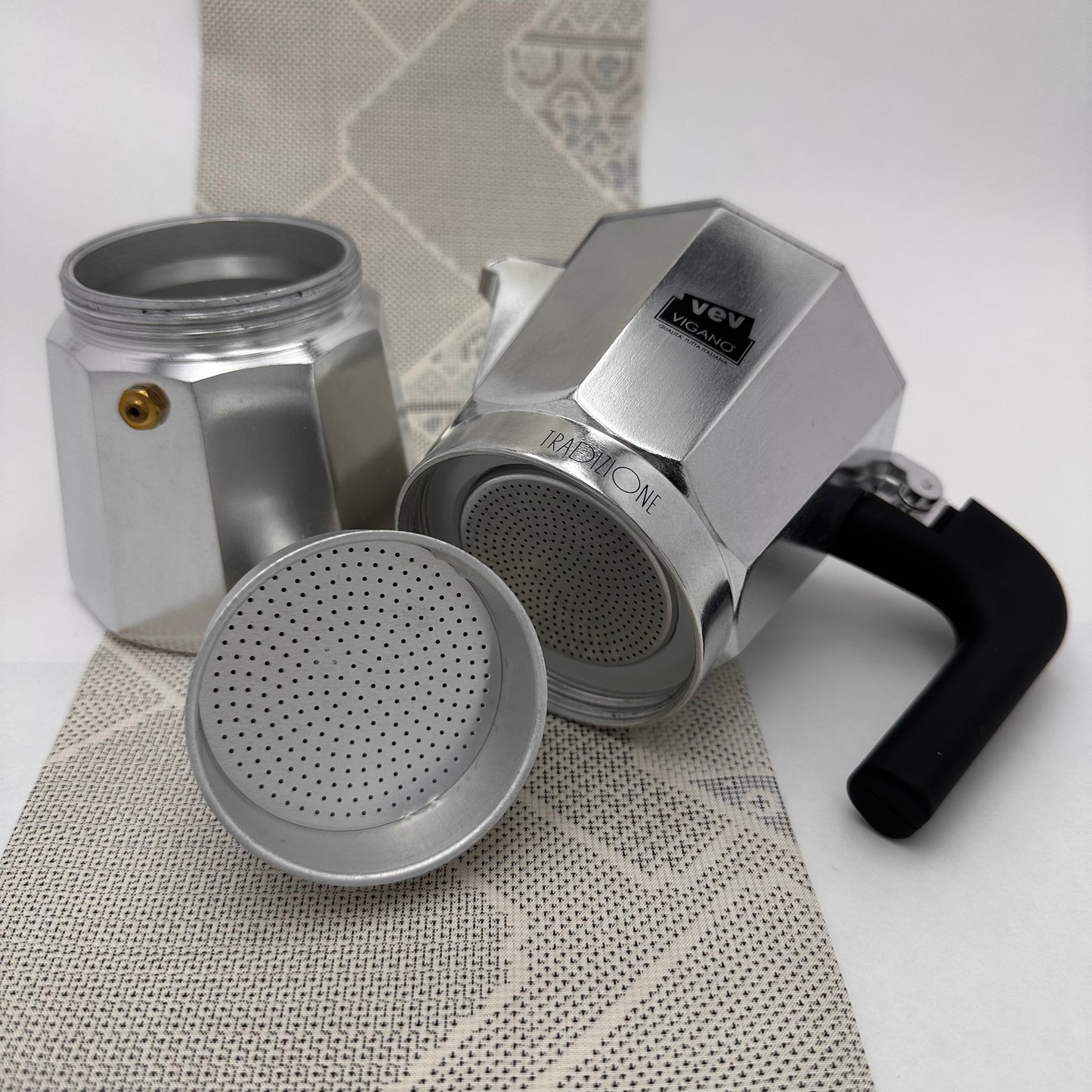 Cafetière à pression aluminium 6 tasses VEV